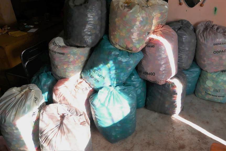 Zbierają nakrętki pomagając Ninie z Przysiek