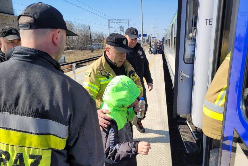 Strażacy z powiatu jasielskiego pomagają uchodźcom