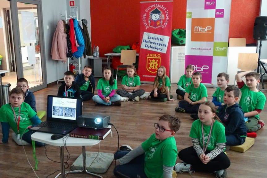 Studenci Jasielskiego Uniwersytetu Dziecięcego wcielili się w tropicieli