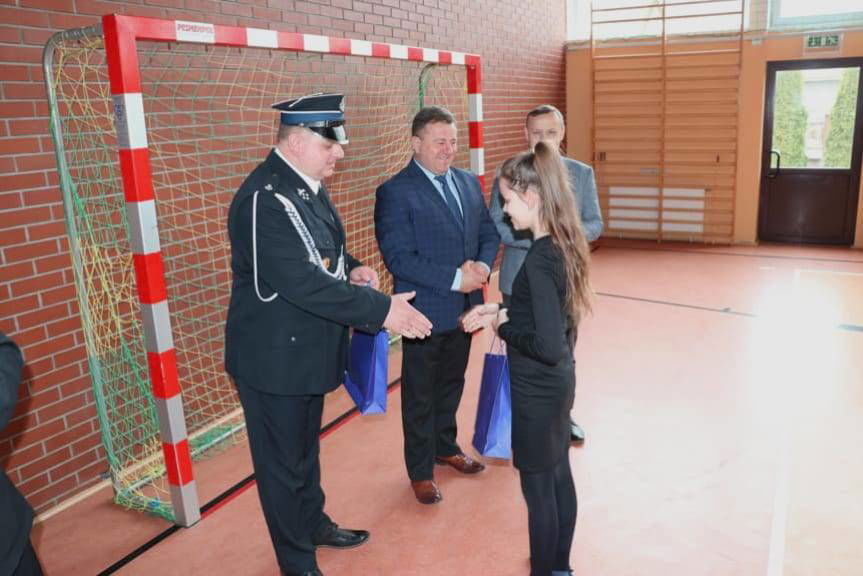 Wręczenie nagród za udział w Ogólnopolskim Strażackim Konkursie Plastycznym