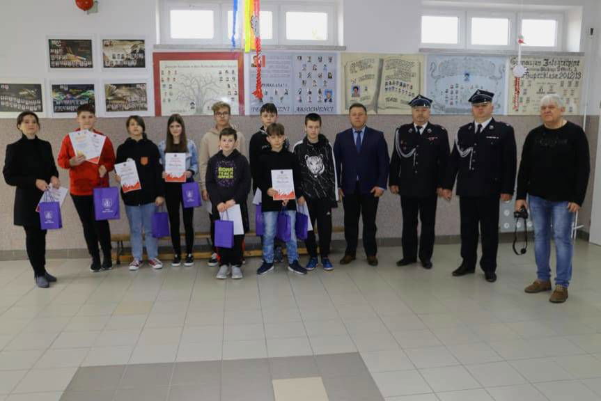 Wręczenie nagród za udział w Ogólnopolskim Strażackim Konkursie Plastycznym