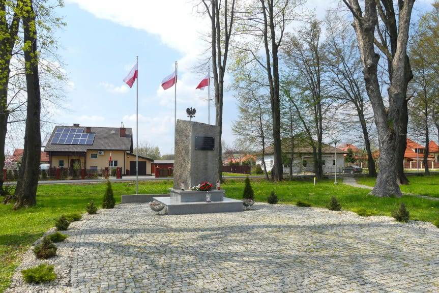 Złożono kwiaty i zapalono znicz w Skołyszynie