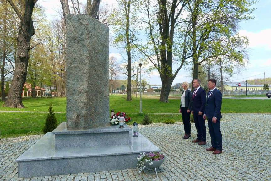 Złożono kwiaty i zapalono znicz w Skołyszynie
