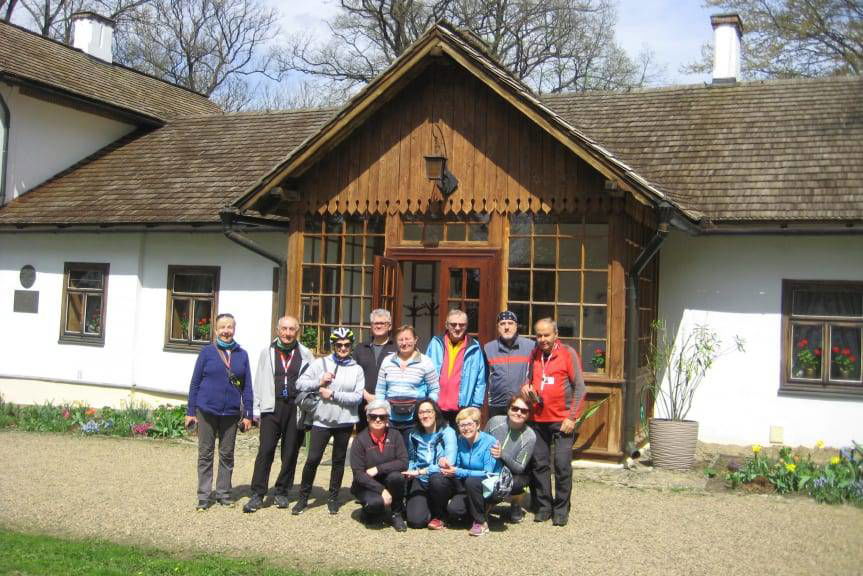 Zwiedzali malowniczy dworek Konopnickiej w Żarnowcu