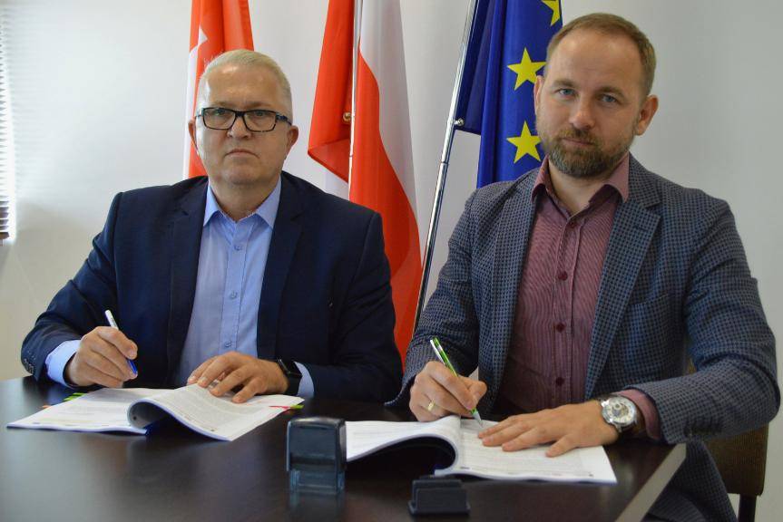 Montaż paneli fotowoltaicznych coraz bliżej - podpisano umowę z Wykonawcą