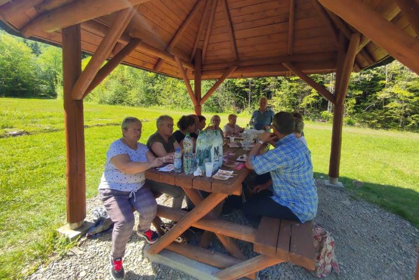 Seniorzy działający przy GOK w Tarnowcu zwiedzali Krempną