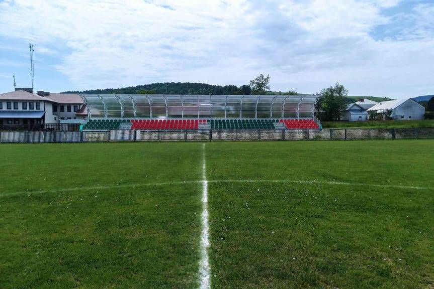 Nowa trybuna przy boisku piłkarskim w Samoklęskach