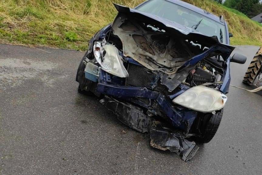 Zjechała z drogi i uderzyła w słup
