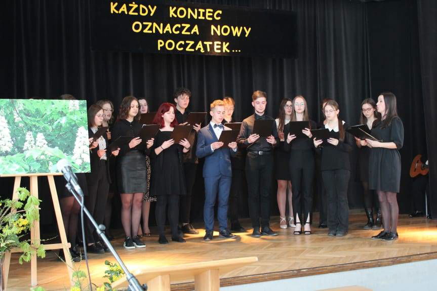 "Każdy koniec oznacza nowy początek…" Maturzyści zakończyli rok szkolny 