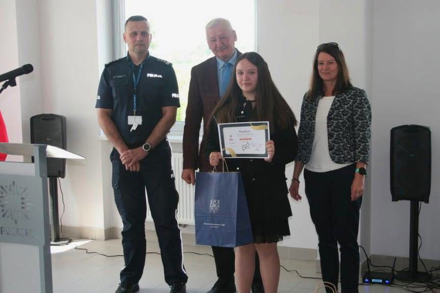 Laureaci II edycji konkursu "Lajkuję nie hejtuję" odebrali nagrody