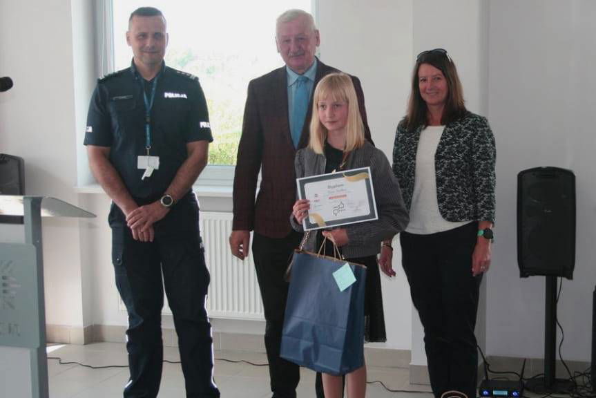 Laureaci II edycji konkursu "Lajkuję nie hejtuję" odebrali nagrody