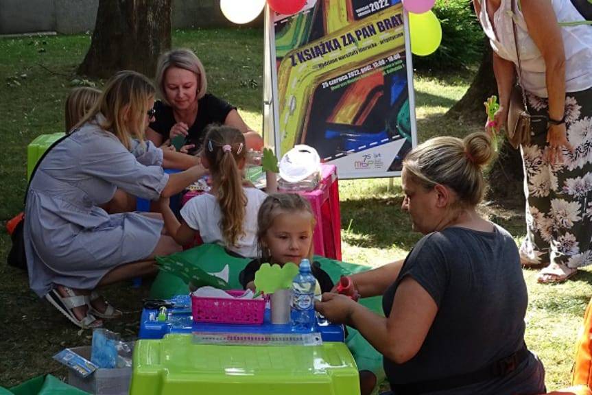 Z książką za pan brat - rodzinne warsztaty z biblioteką