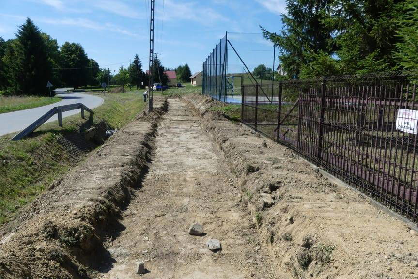 Trwa budowa chodnika w Nienaszowie