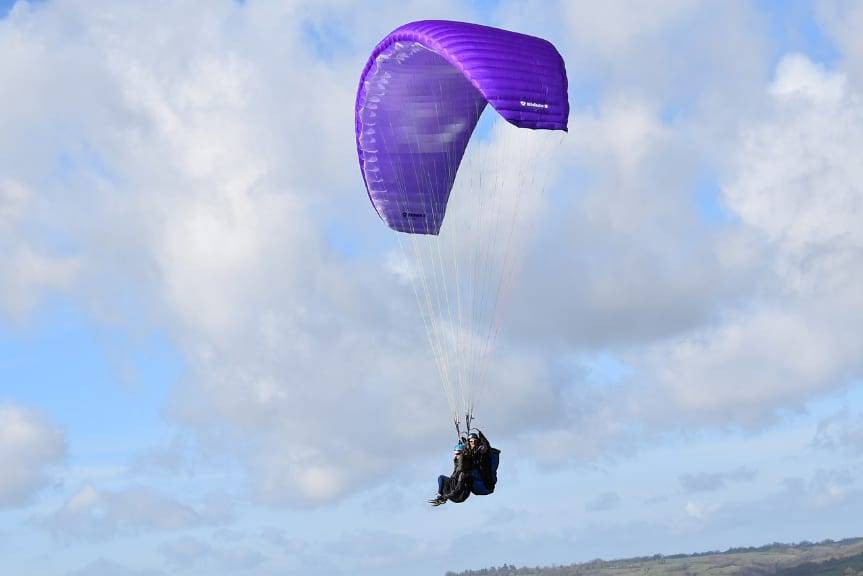 Paralotniarz zaczepił o przewody energetyczne