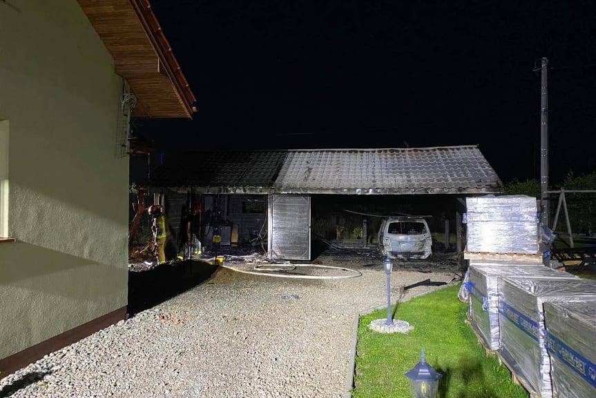 Pożar wiaty i samochodu w Opaciu