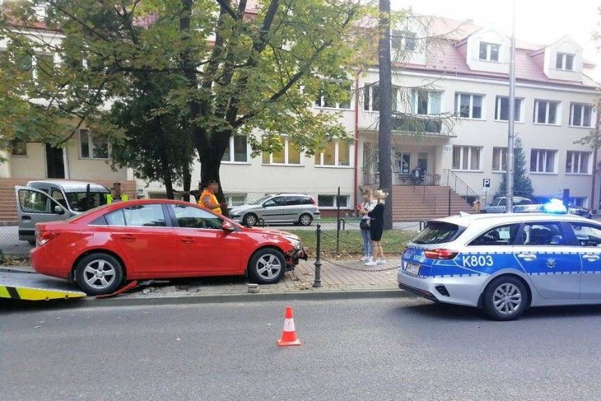 Wjechała samochodem w pieszych idących chodnikiem