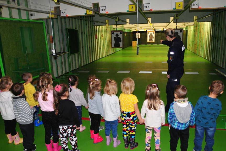 Przedszkolaki odwiedziły policjantów na komendzie