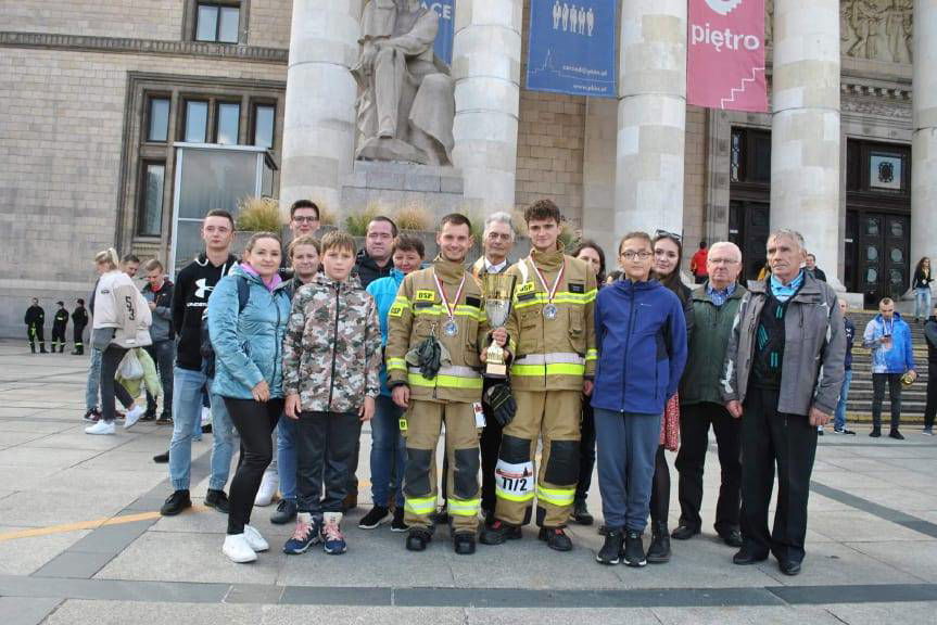 Strażacy ze Święcan najszybciej wbiegają po schodach