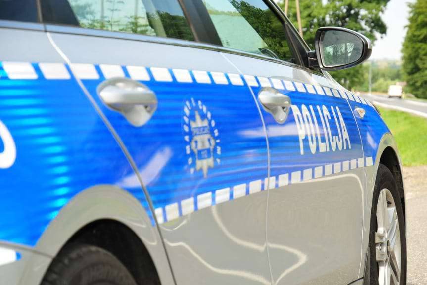 Jechał za szybko, uderzył w ogrodzenie