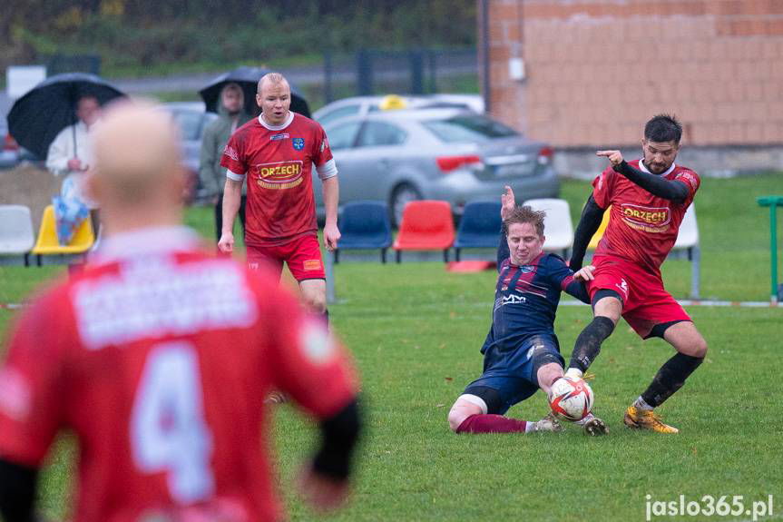 Remis na szczycie. GKS Zarzecze-Dębowiec - Ostoja Kołaczyce 0:0