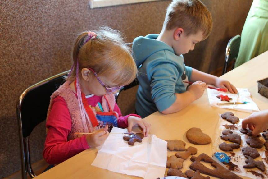 Wspólne pieczenie i dekorowanie pierniczków we Wrocance