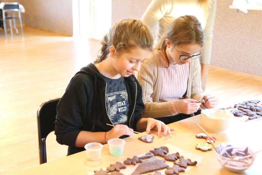 Wspólne pieczenie i dekorowanie pierniczków we Wrocance
