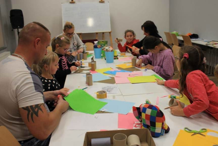 Dzień Kredki w Klubie Czytających Rodzin MBP w Jaśle 