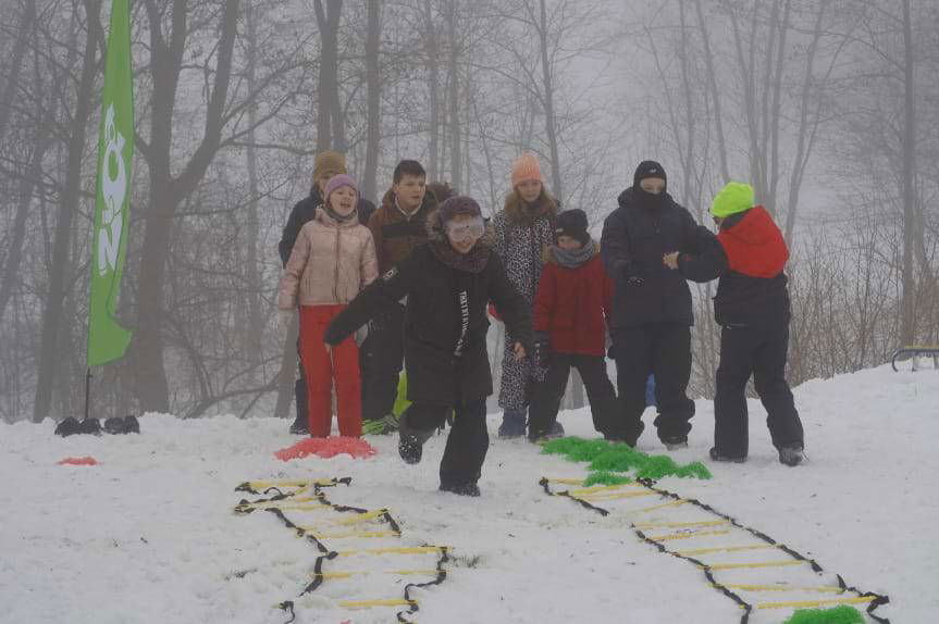 Przedświąteczne zabawy na śniegu w Ożennej