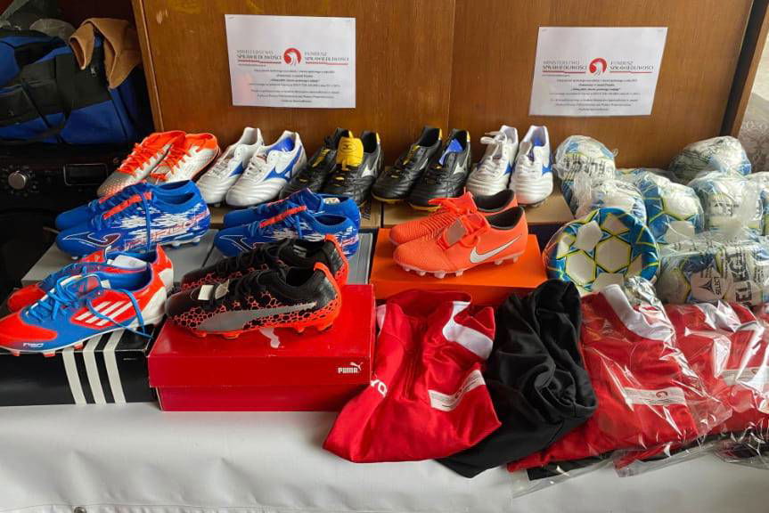 Gmina Tarnowiec przekazała sprzęt i odzież dla LKS