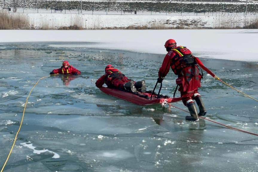 Strażacy ćwiczyli na akwenie wodnym