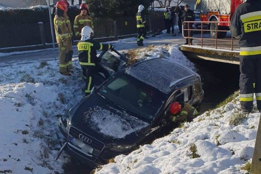 Warzyce. Kierujący audi wjechał do rowu