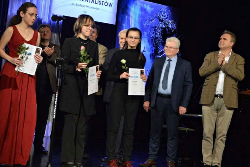 Kinga Bezpalko ze statuetką Grand Prix