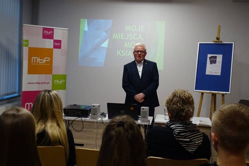 Naukowiec i poeta -  dr Ryszard Oleszkowicz w jasielskiej bibliotece