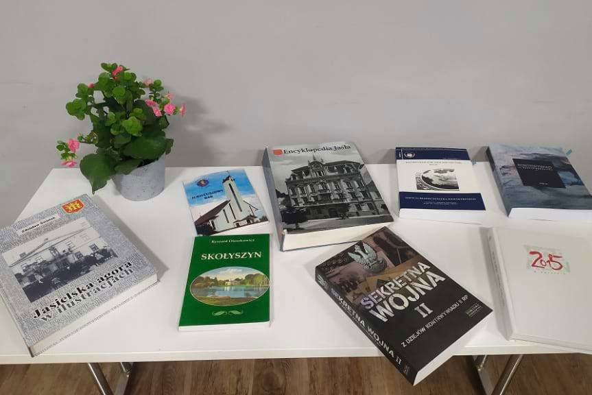 Naukowiec i poeta - dr Ryszard Oleszkowicz w jasielskiej bibliotece