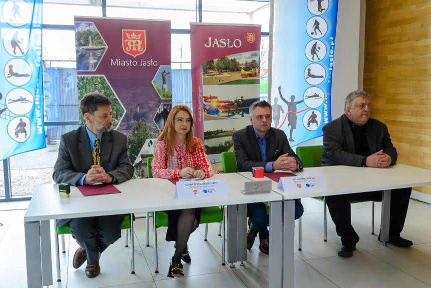 Podpisano umowę na budowę krytego lodowiska w Jaśle