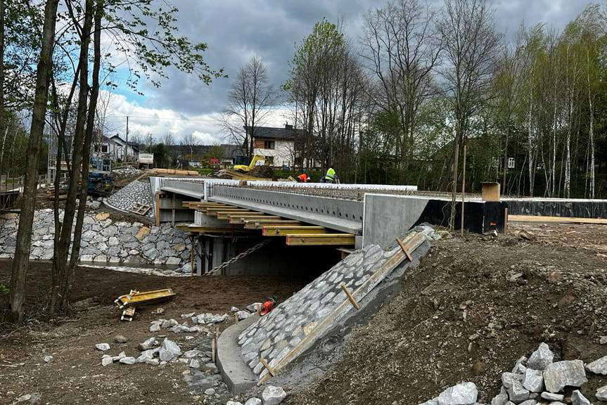 Prace przy budowie mostu idą pełną parą