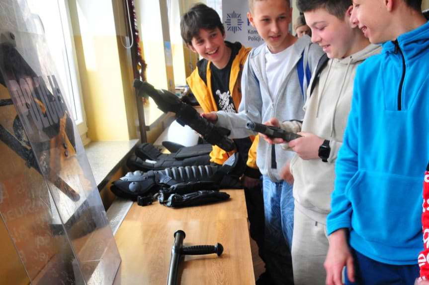 Policjanci zachęcali do pracy w służbach mundurowych