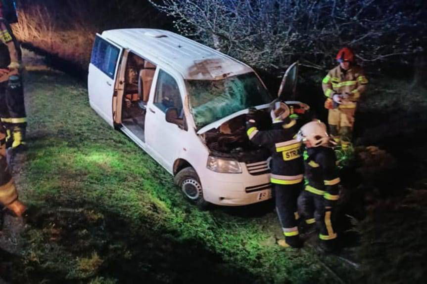 Zjechał z drogi i uderzył w drzewo