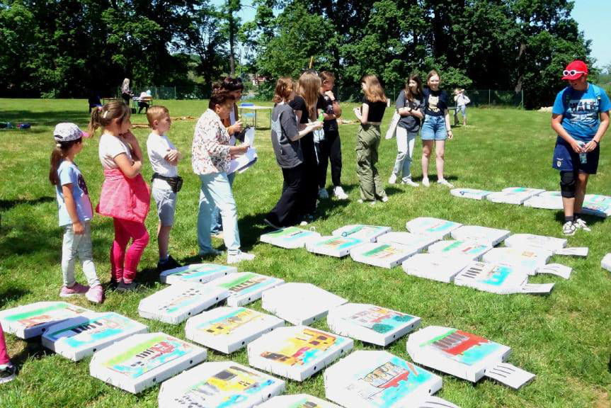 Malowali na pudełku od pizzy