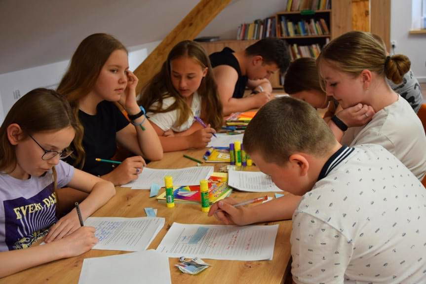 "Kolaże dla Wisławy" konkurs w bibliotece w Szebniach