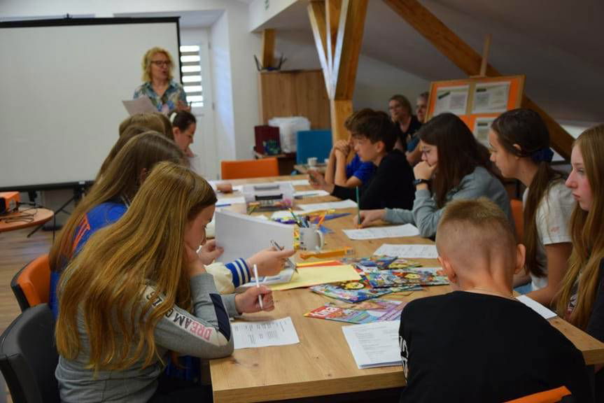 "Kolaże dla Wisławy" konkurs w bibliotece w Szebniach