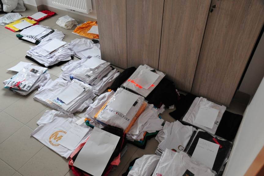 Kołaczyce. Zatrzymano osoby handlujące podrobioną odzieżą