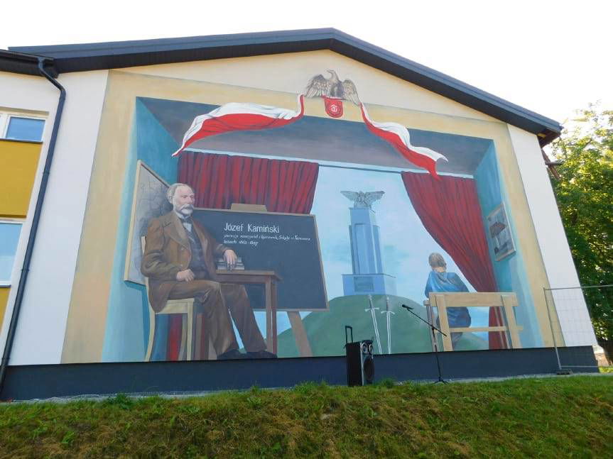 Mural zdobi ściany Szkoły Podstawowej w Tarnowcu