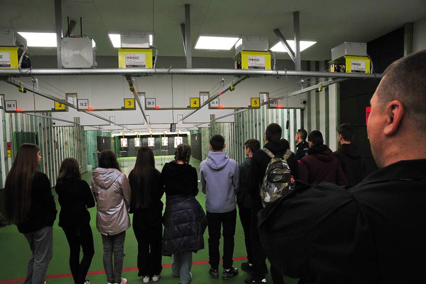 Uczniowie z Dębowca na komendzie w Jaśle