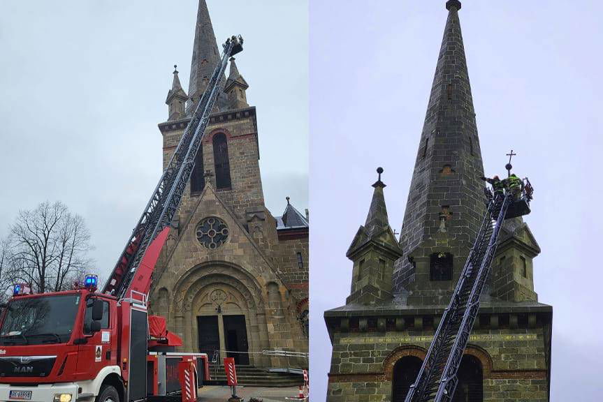 Uszkodzony krzyż na wieży kościoła