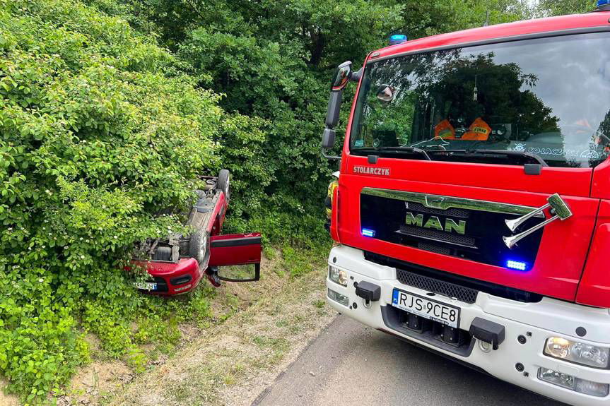 Kołaczyce. Dachowanie samochodu