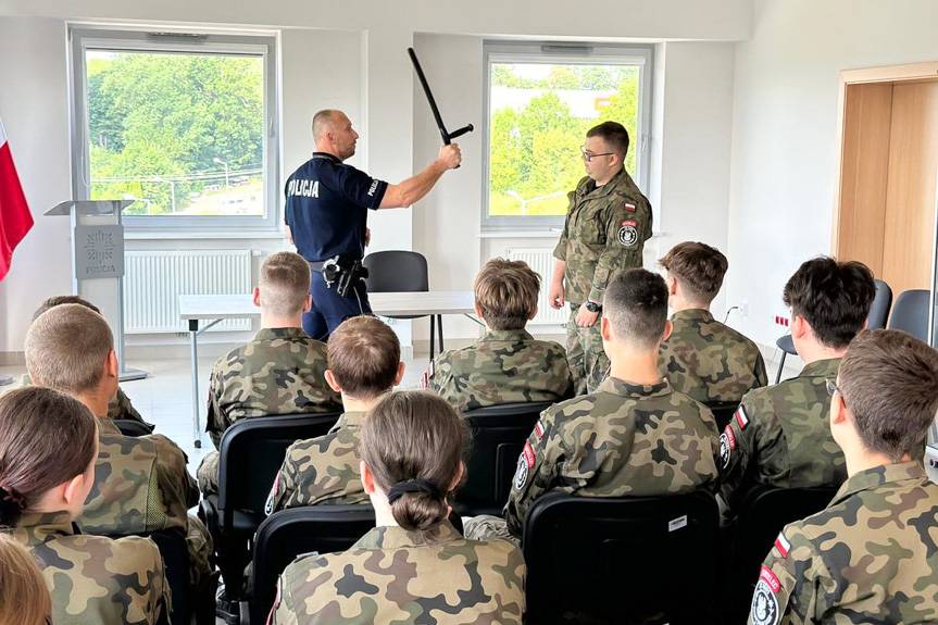 Uczniowie z Trzcinicy poznali tajniki pracy policji