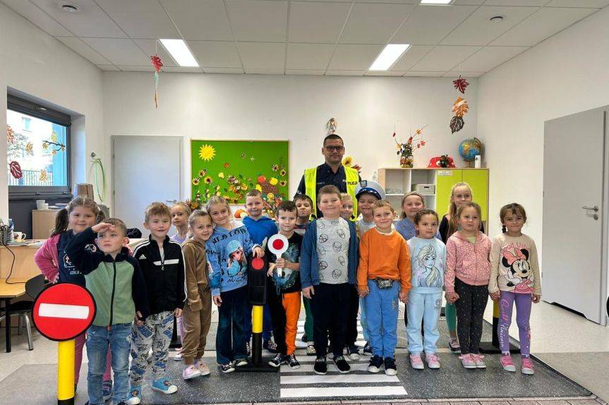 Policjanci rozmawiali z najmłodszymi o bezpieczeństwie na drodze