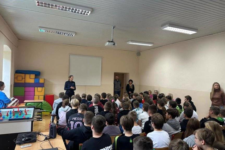 Rozmowy z uczniami w ramach ogólnopolskiej kampanii "Dzieciństwo bez przemocy"