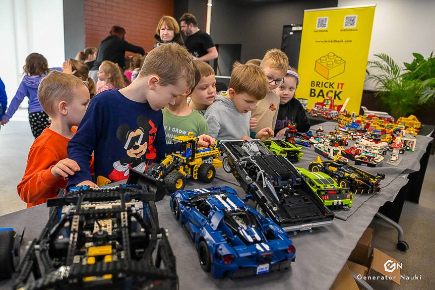 Międzynarodowy Dzień LEGO w Jaśle. Wystawa retro i warsztaty programowania